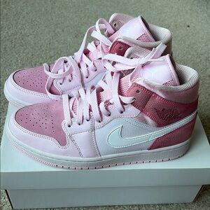 Woman’s air Jordan 1 mid